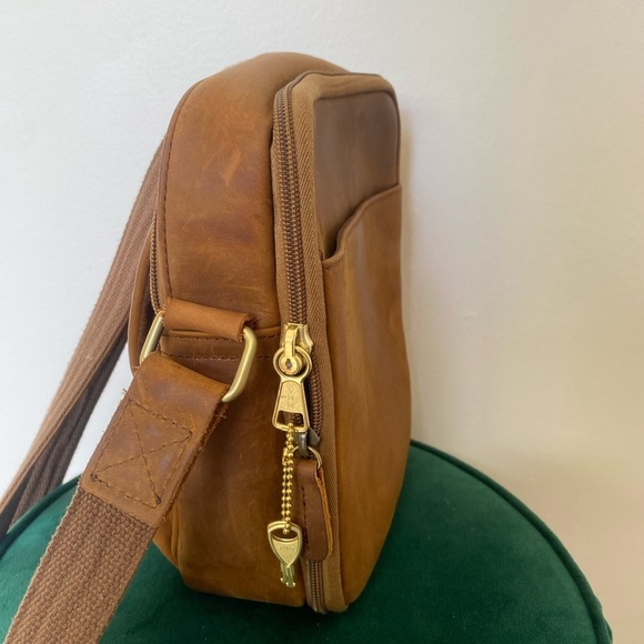 DISTRESSED UNISEX LEATHER CROSSBODY BAG BY ROMA LEATHERS - Picture 4 of 8